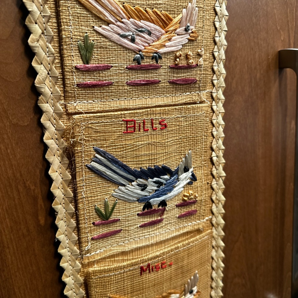 🎉2 for $22 🎉 VINTAGE Woven Handmade Wall Organizer with Bird Design - Picture 2 of 5